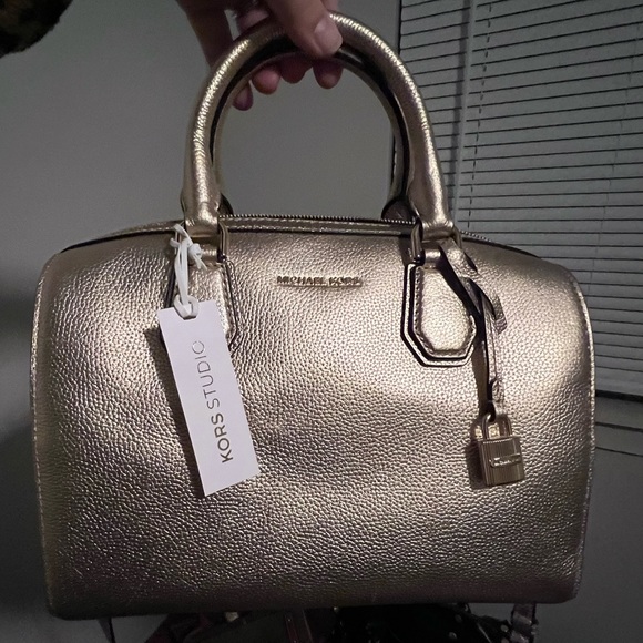 Michael Kors NWT Pale Gold Pebbled Leather Duffle Satchel Crossbody - Picture 2 of 7